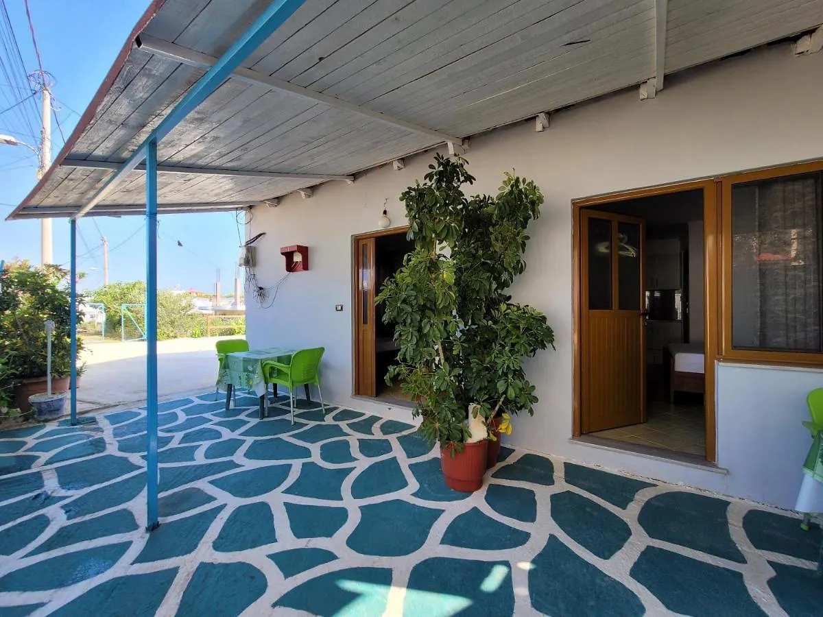 بيت ضيافة Petrefi Apartments كساميل ألبانيا